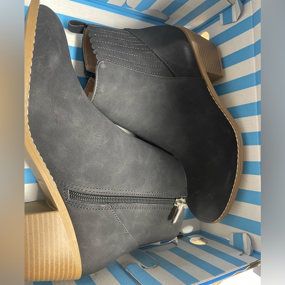 NWT, women’s Draper James Black Ankle Booties with Block Heel, size 8 - Picture 4 of 5